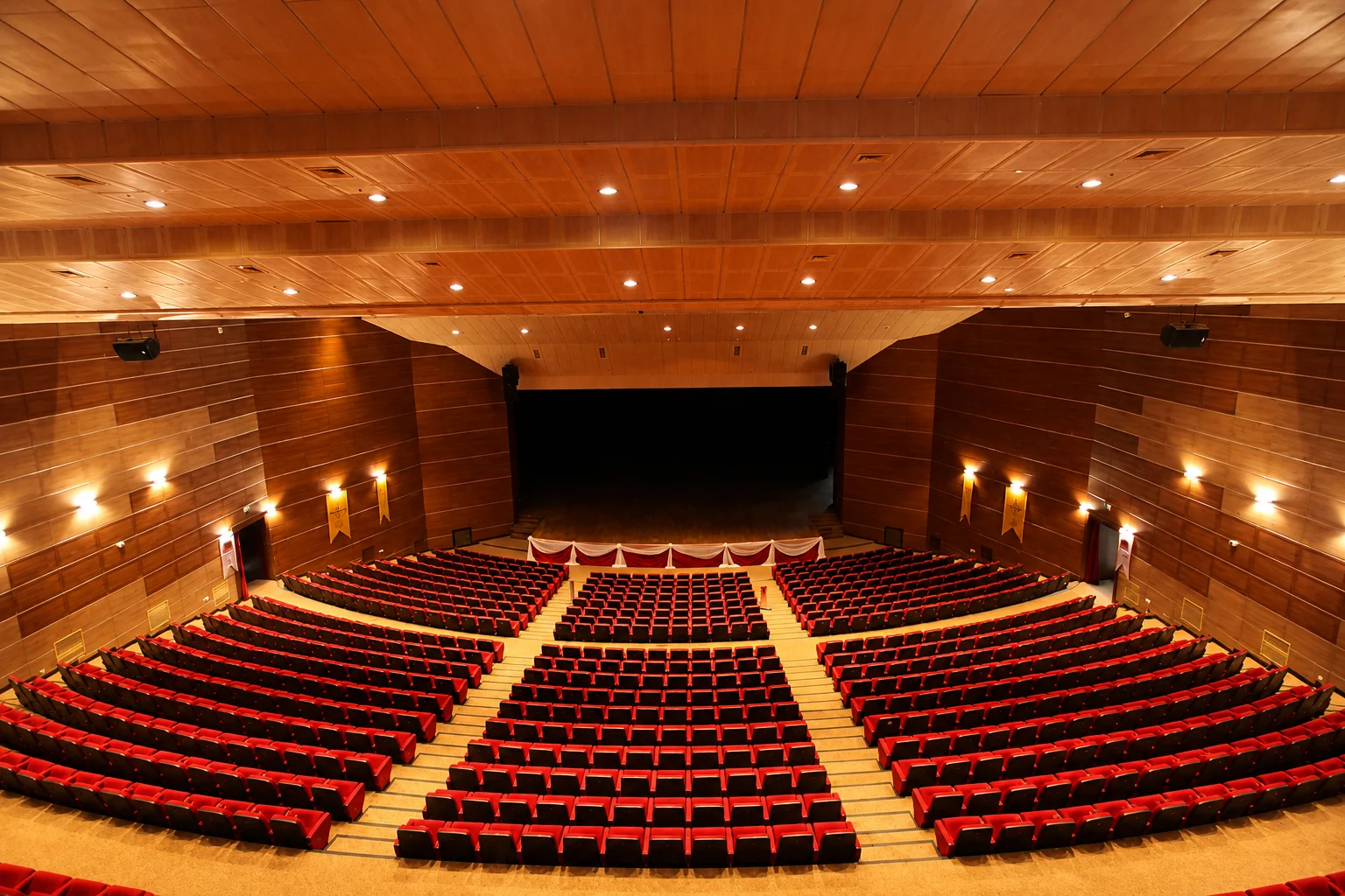  Dicle Üniversitesi Cahit Sıtkı Tarancı Salonu